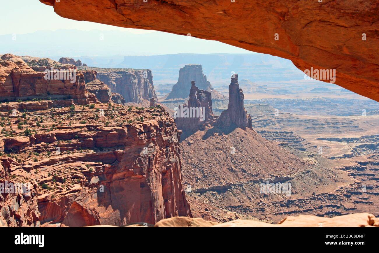 Blick auf Canyonland von unter Mesa Arch, Utah Stockfoto