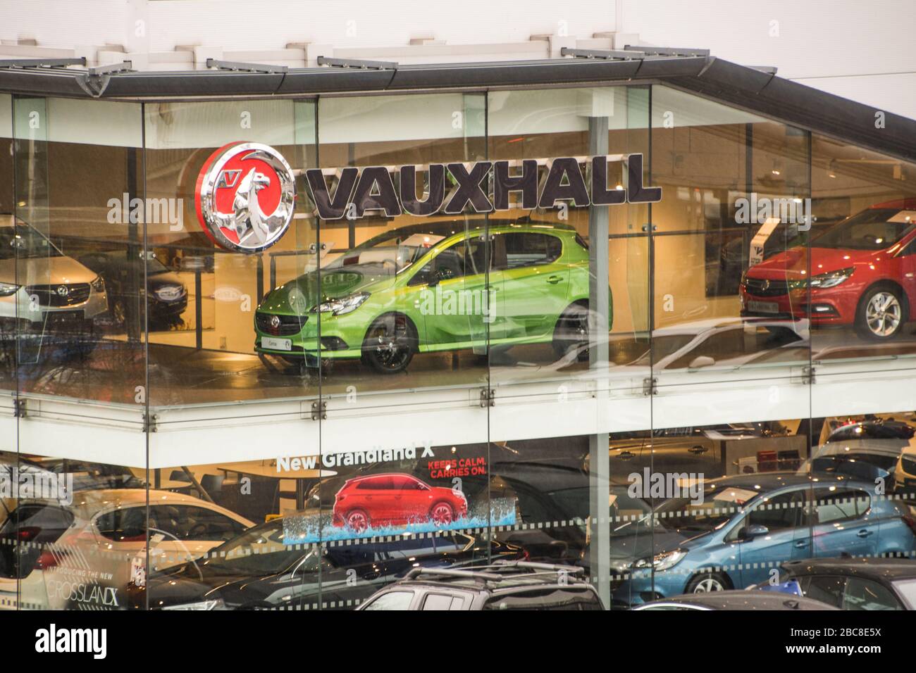Ausstellungsraum des Autohauses Vauxhall, London - 2019 Stockfoto