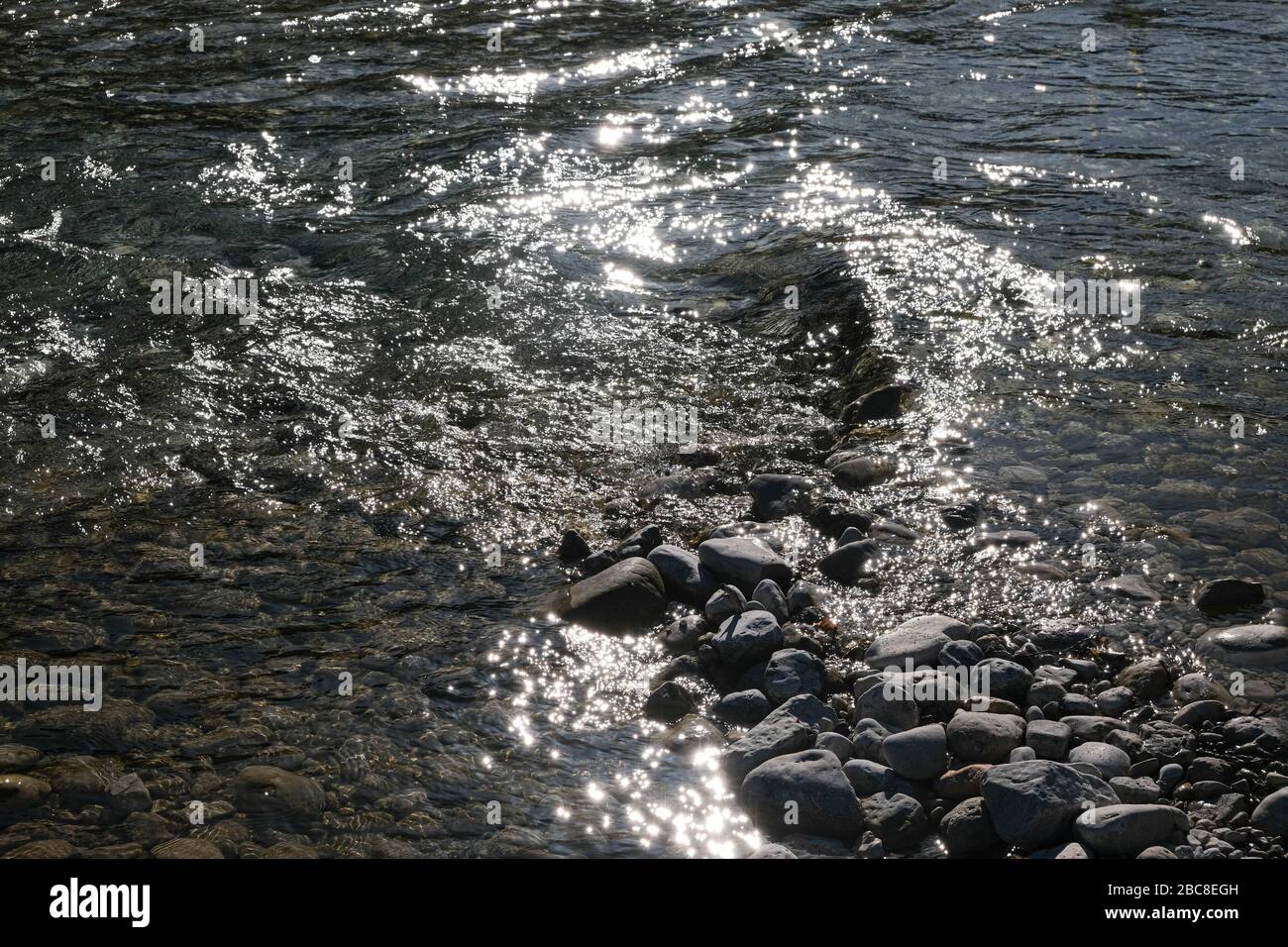 Wasser, Fluss, Steine, Sonne, Reflexion, Strom, fließen Stockfoto