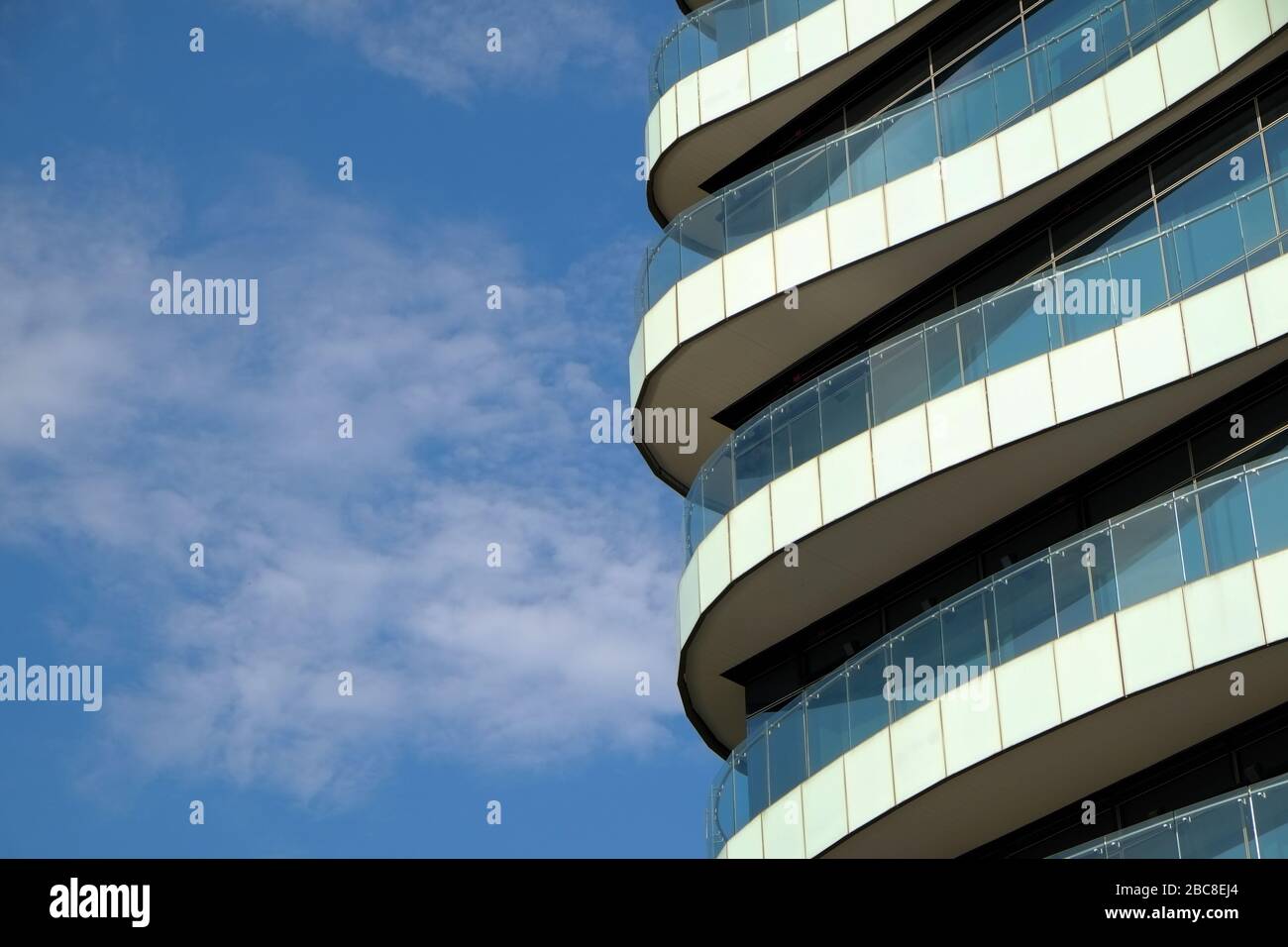 Wave-Boden Bürogebäude Fassade in bangkok thailand Stockfoto