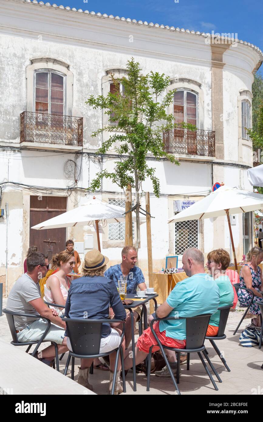 Die Leute sitzen draußen an Tischen, Loule, Algarve, Portugal Stockfoto