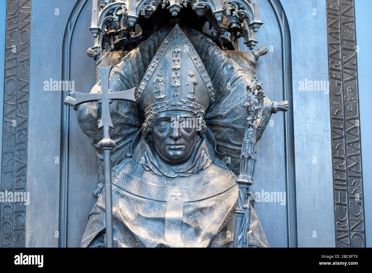 Deutschland, Sachsen-Anhalt, Magdeburg, Blick auf die Grabplatte des Erzbischofes Ernst von Sachsen im Dommuseum Ottonianum Stockfoto