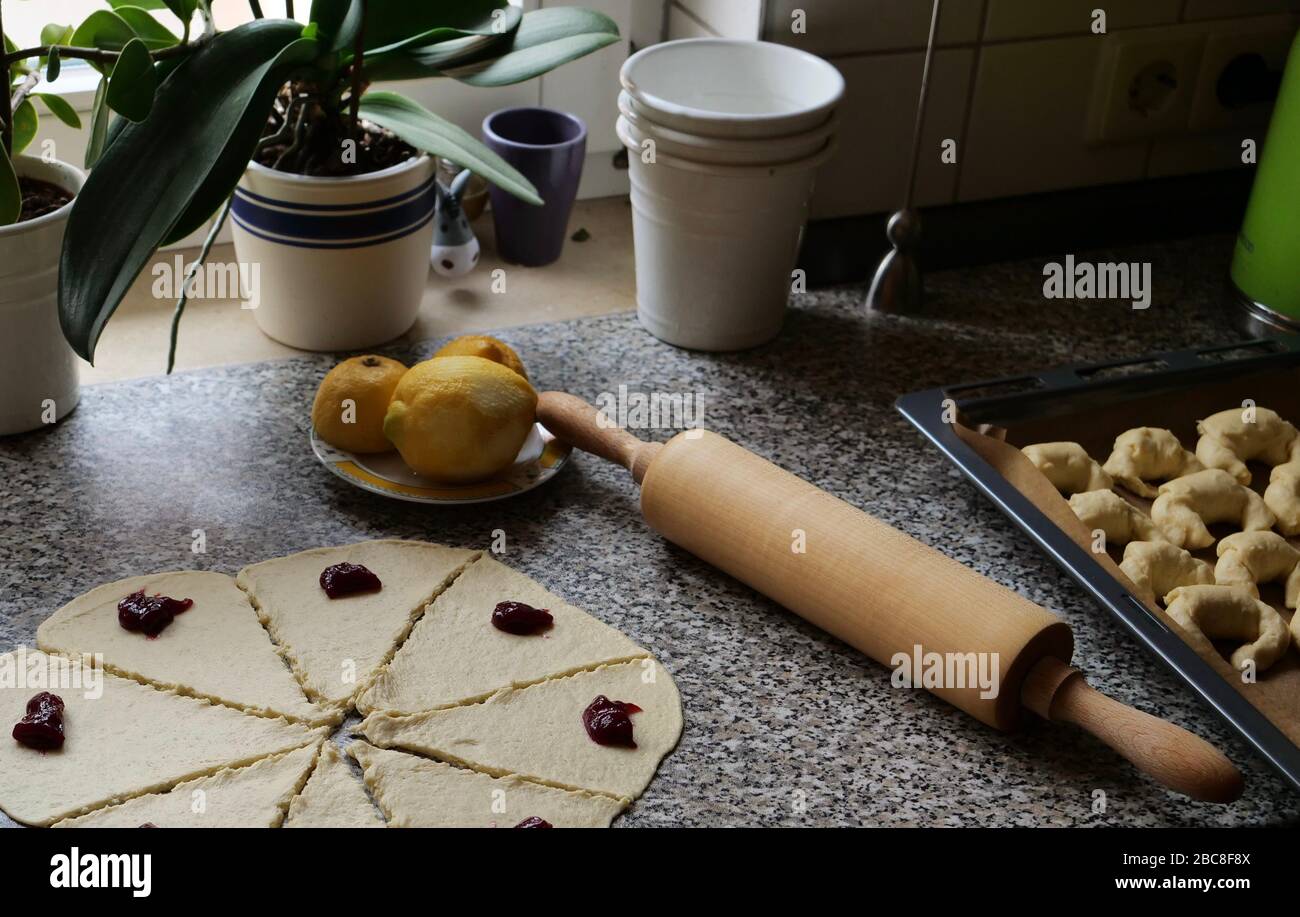 In Zeiten von Corona köstlichen Croissants im Kitschen backen Stockfoto