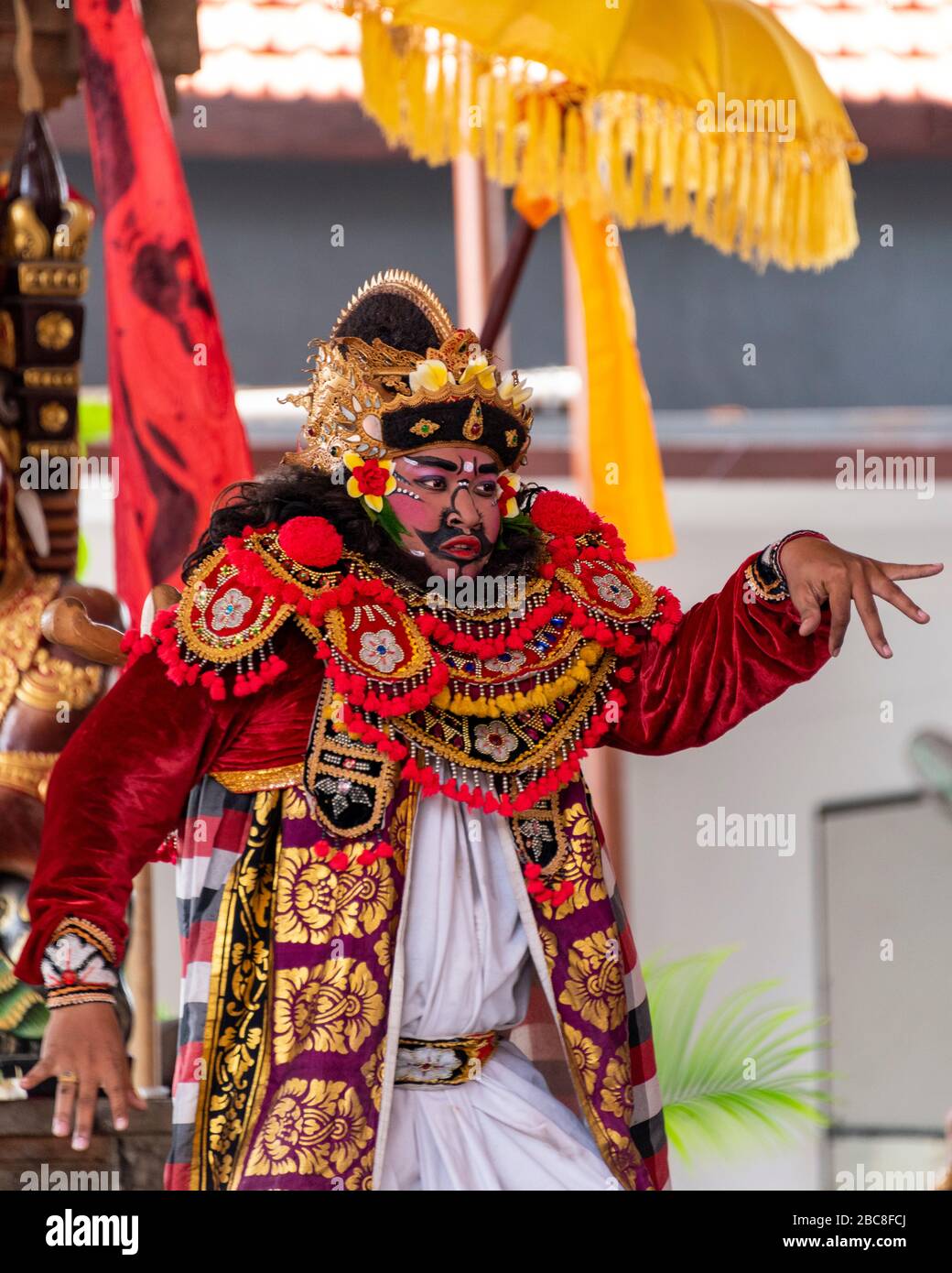 Vertikales Porträt eines männlichen Charakters im Barong-Tanz in Bali, Indonesien. Stockfoto