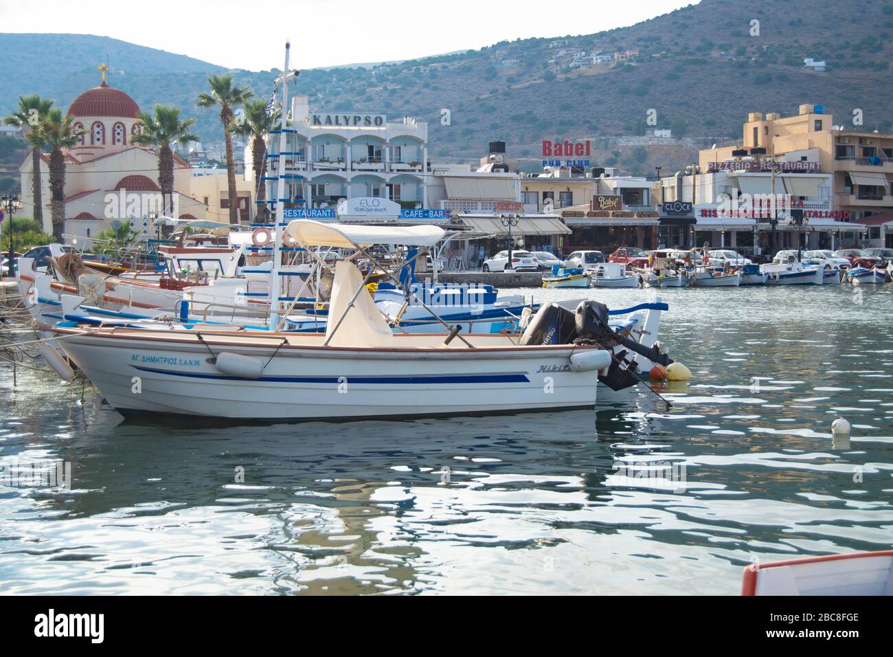 Ein kleines Freizeitboot in einem kleinen Yachthafen auf der griechischen Insel Kreta Stockfoto