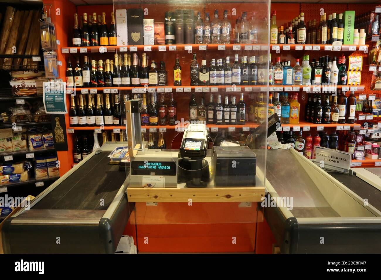 Vitre en plastique. Séparation entre la caisse et le Client. Supermarché. Coronovarius. Covid-19. Saint-Gervais-les-Bains. Savoie. Frankreich. Stockfoto