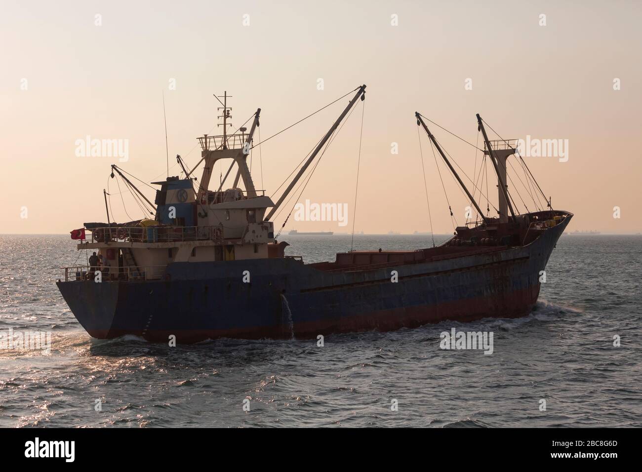 Frachtboot im Marmarameer von Istanbul, Türkei unterwegs. Stockfoto