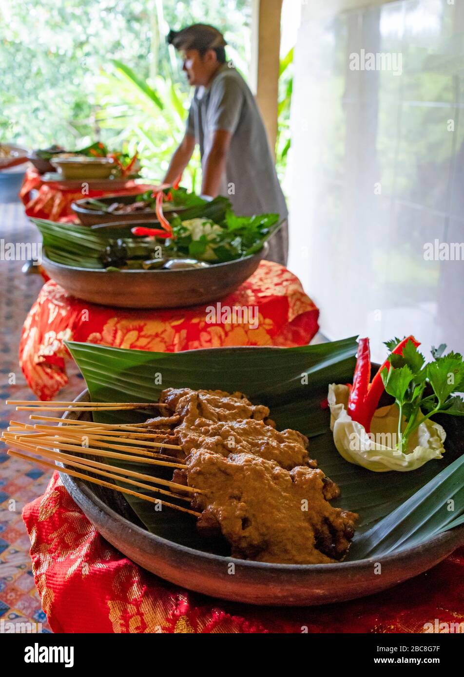 Vertikale Nahaufnahme traditioneller Gerichte in Bali, Indonesien. Stockfoto