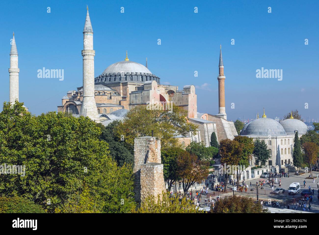Istanbul, Türkei. Hagia Sophia oder Hagia Sophia oder Ayasofya. Jahrhundert als Kirche erbaut, ab 1453 als Moschee und seit 1935 als Mus genutzt Stockfoto