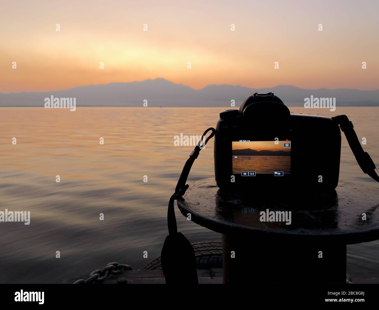 Kamera nimmt wunderschönes farbenfrohes Sonnenaufgangsfoto auf, Hintergrundlandschaft ist außer Fokus. Stockfoto