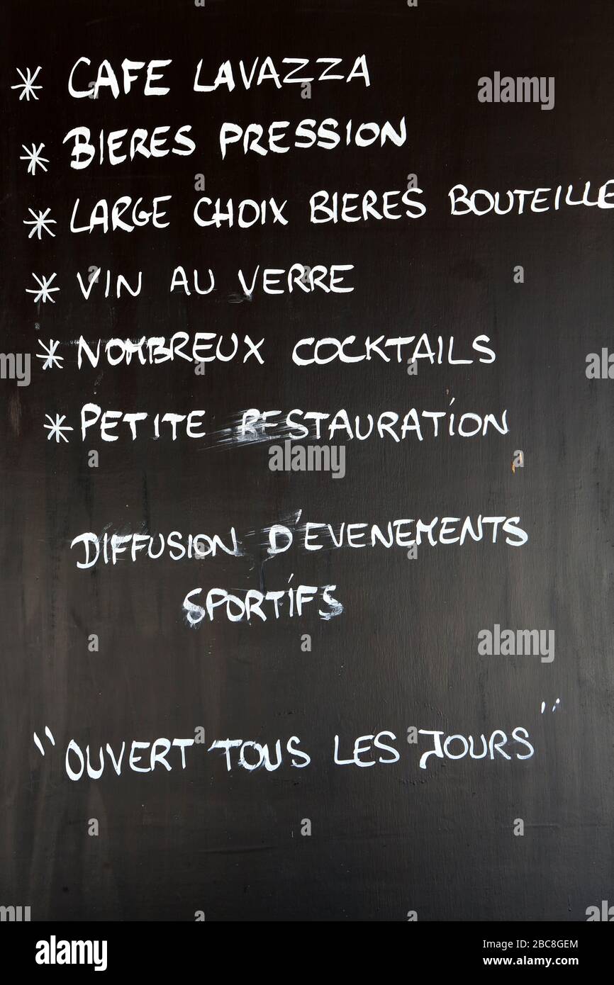 Café, bières, Vin, Cocktails, Petite Restaurant. Ouvert tous les jours. Panneau. Saint-Gervais-les-Bains. Haute-Savoie. Frankreich. Stockfoto