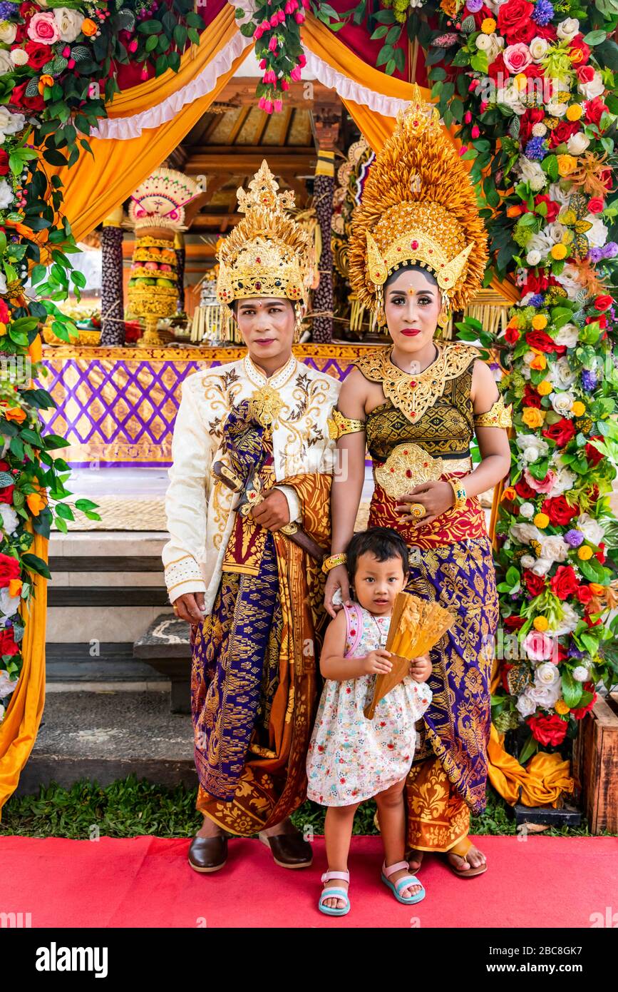 Vertikales Porträt des Brautpaares bei einer balinesischen Hochzeit, Indonesien. Stockfoto