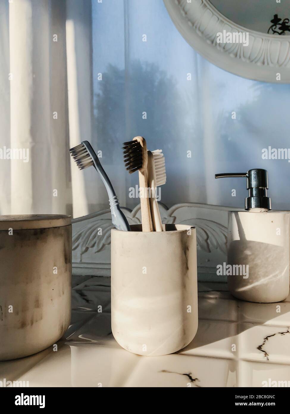 Becher mit Zahnbürste auf dem Tisch.Zahnpflege. Stockfoto