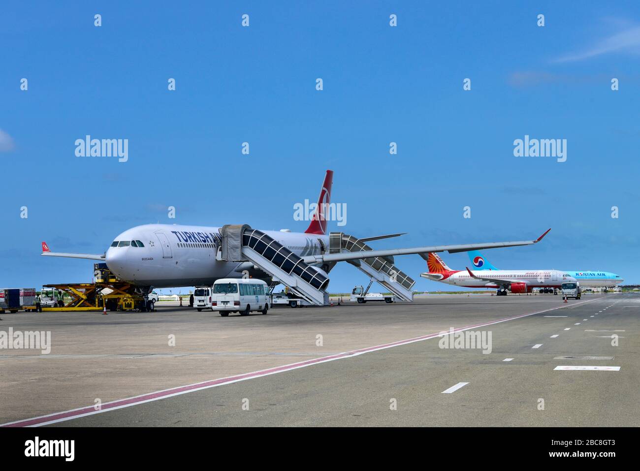 Flugzeuge der türkischen Fluggesellschaft Air India und Korean Air, Male, Malediven, Asien Stockfoto