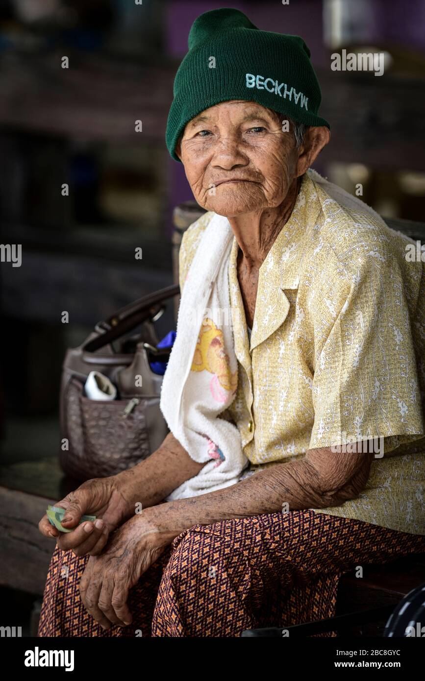 Alte Frau mit Wollmütze, Bangkok, Thailand, Asien Stockfoto
