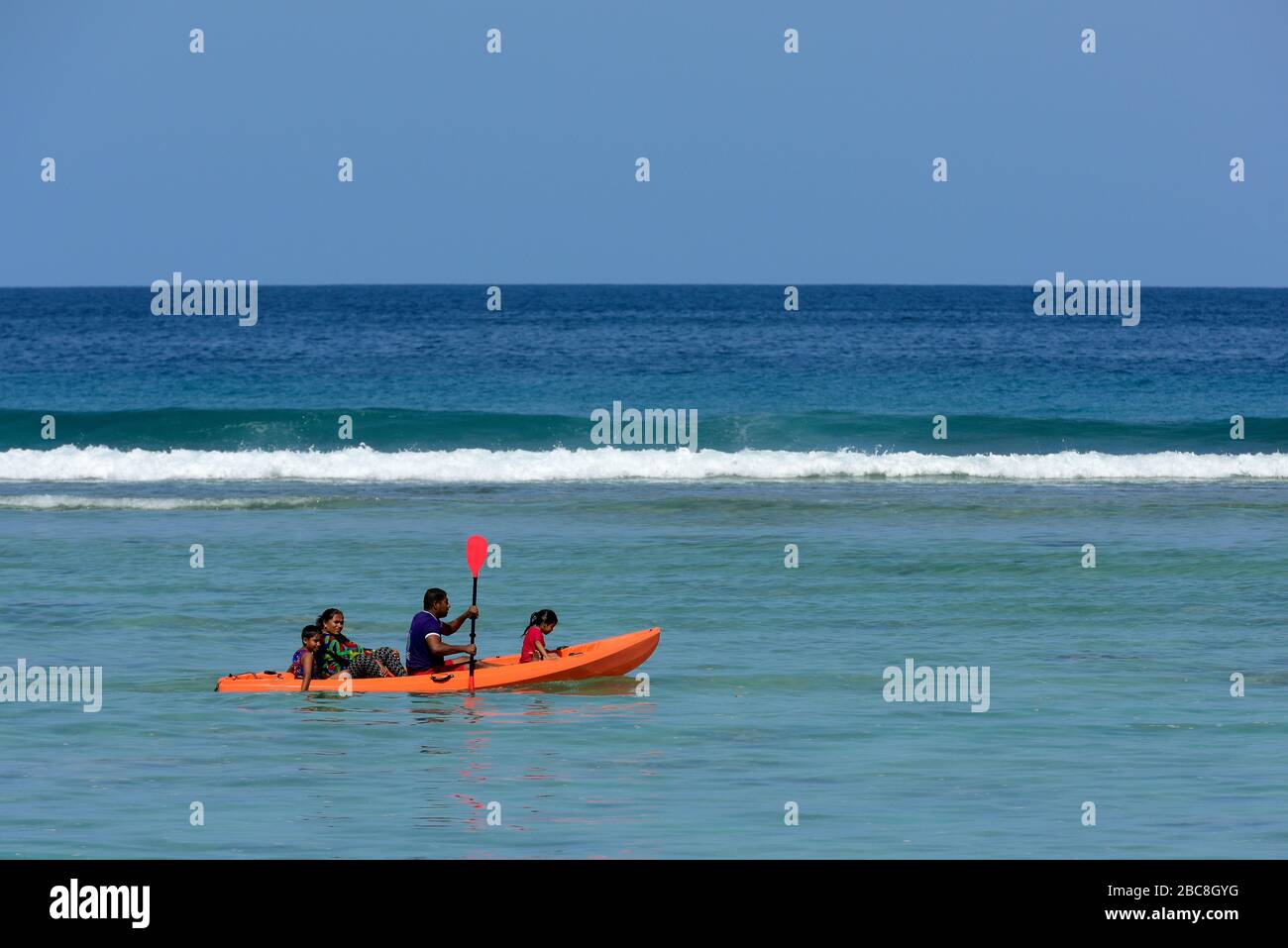 Familie mit Paddelboot, männlich, Malediven, Asien Stockfoto