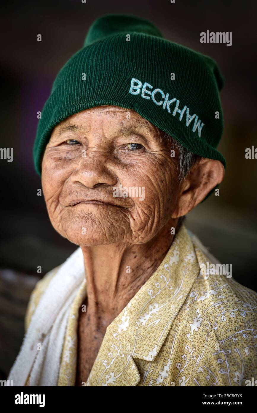 Alte Frau mit Wollmütze, Bangkok, Thailand, Asien Stockfoto