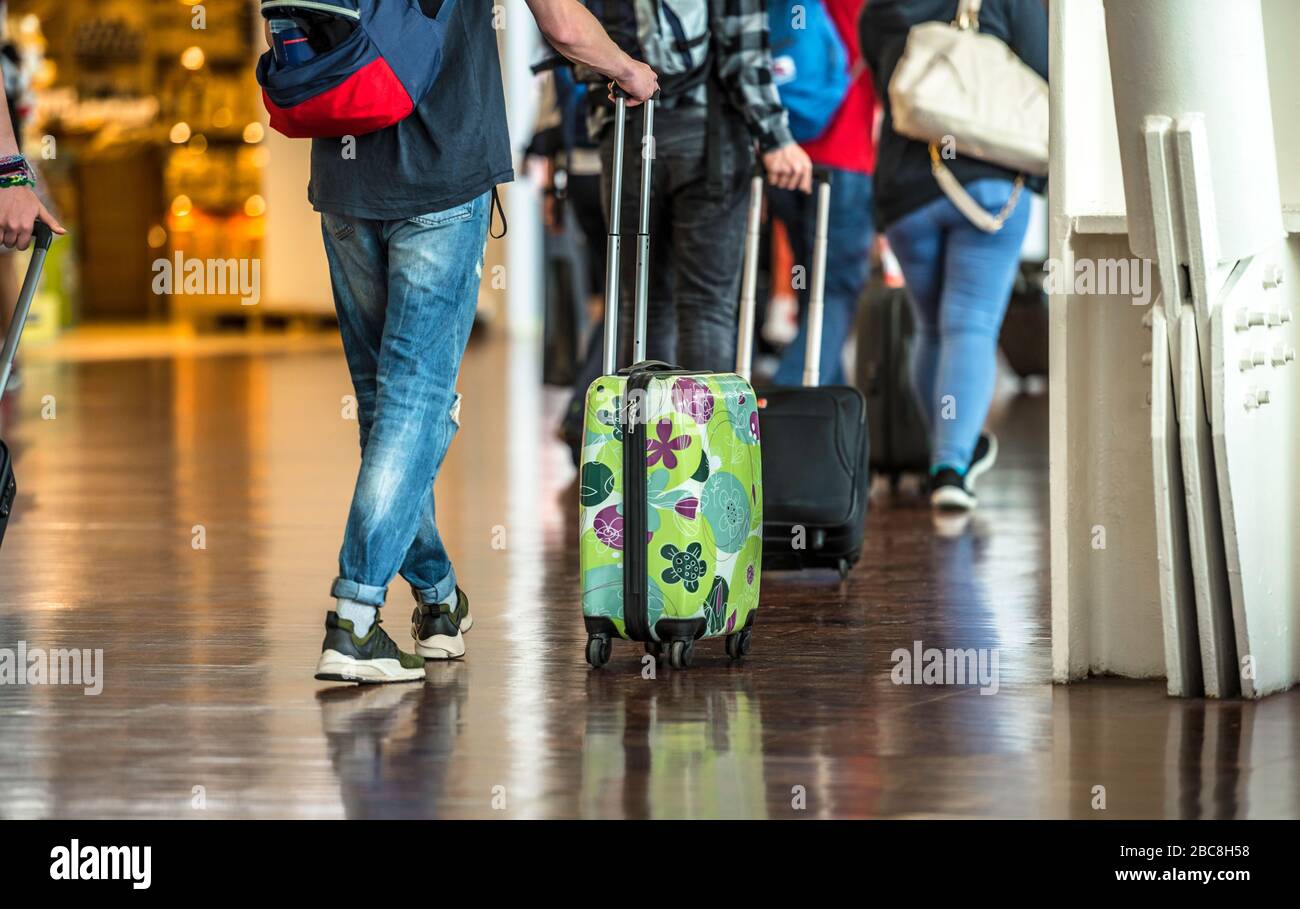 Mit Dem Koffer Zum Flughafen Last Minute www.alamy.de