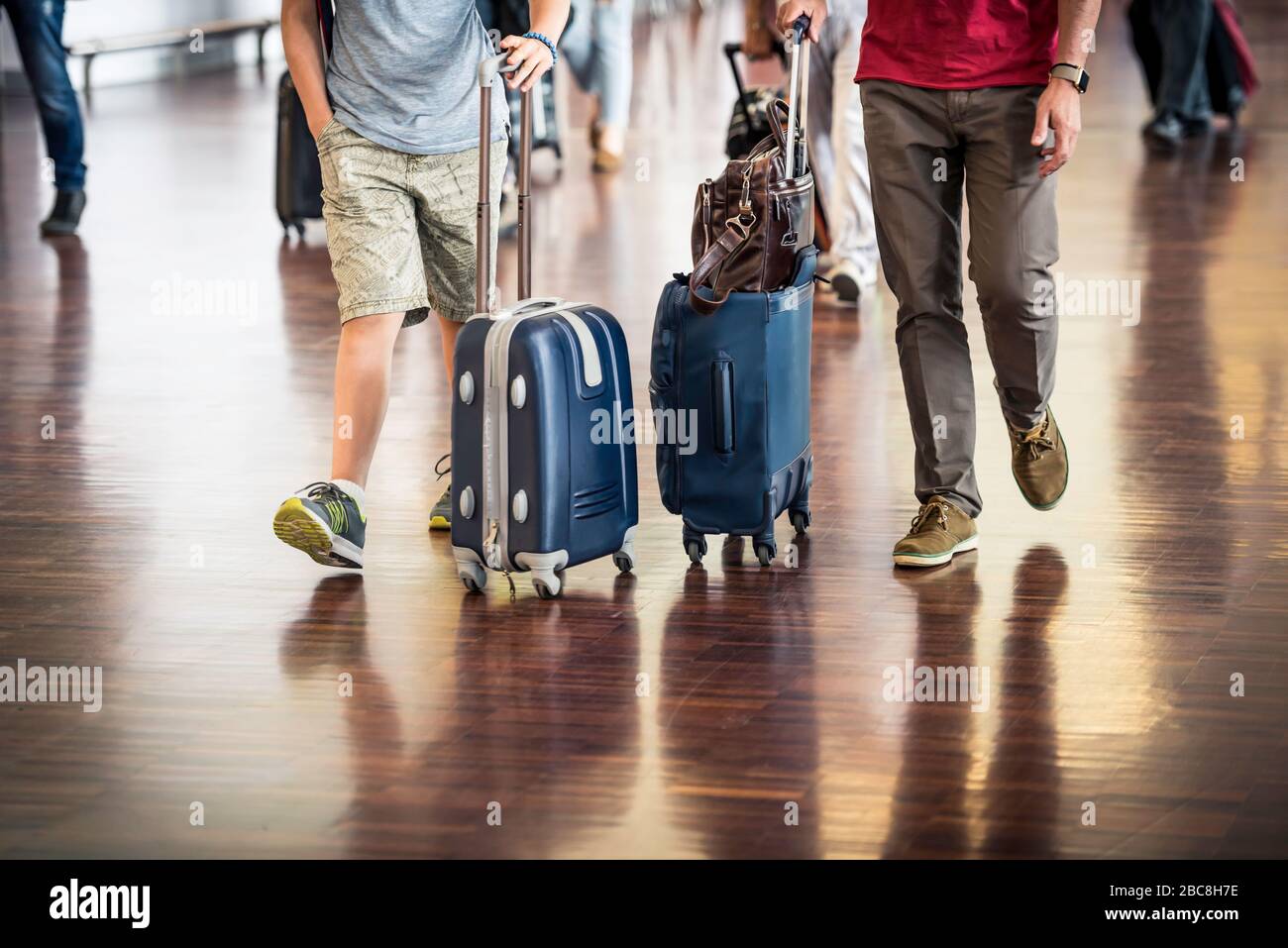 Mit Koffer Zum Flughafen Last Minute www.alamy.de