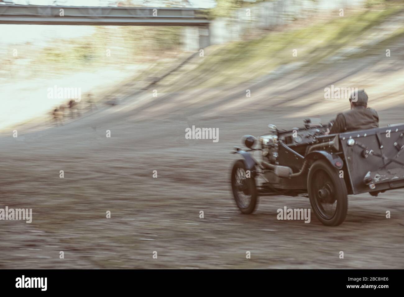 Ein Oldtimer auf der gebankten Rennstrecke im Brooklands Museum, Weybridge, Surrey. Stockfoto