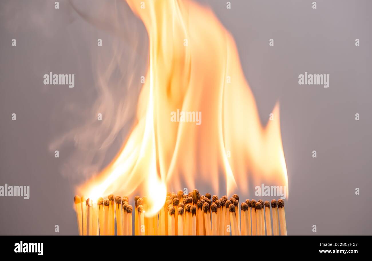 Bleiben Sie zu Hause, stoppen Sie die Coronavirus-Epidemie, halten Sie soziale Distanz in Ausgangssperre. Konzept: Matchstick Domino Effekt, COVID-19 und gesund. Stockfoto