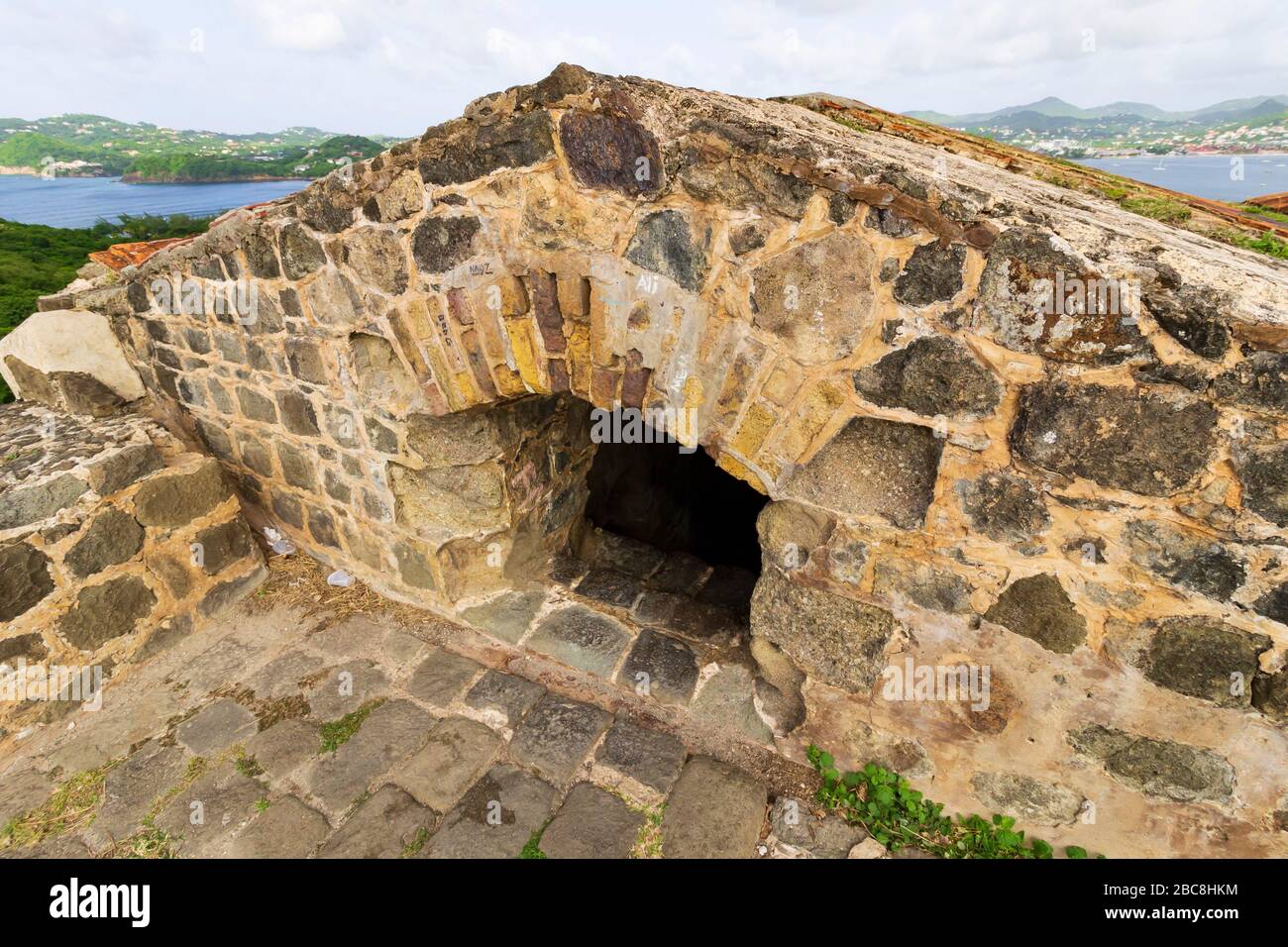 Verlockender Blick auf eine Steinstruktur, die einst der britischen Armee in Fort Rodney auf der Pigeon Island National Landmark in Gros-Islet, Saint Lucia, diente Stockfoto
