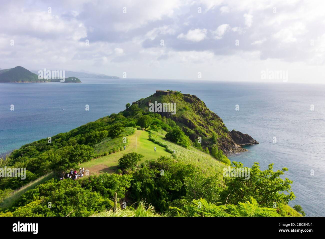 Bezaubernder Blick auf Gruppen von Touristen und Fort Rodney vom höchsten Punkt auf Pigeon Island National Landmark in Saint Lucia Stockfoto