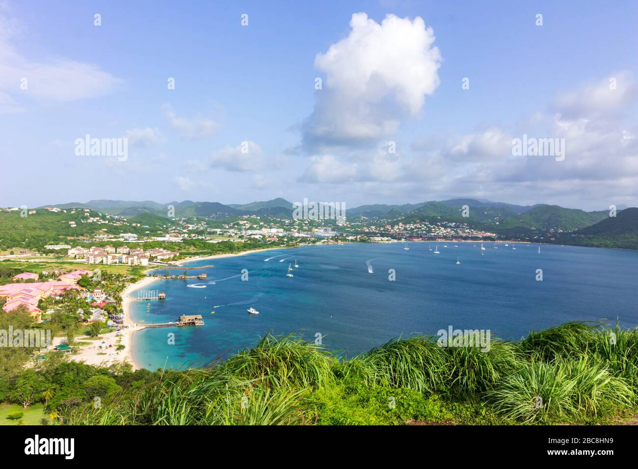 Ein atemberaubender Blick auf die Bucht, der Strand und die Autobahn bei Gros-Islet vom Gipfel von Fort Rodney auf Pigeon Island National Landmark, Saint Lucia Stockfoto