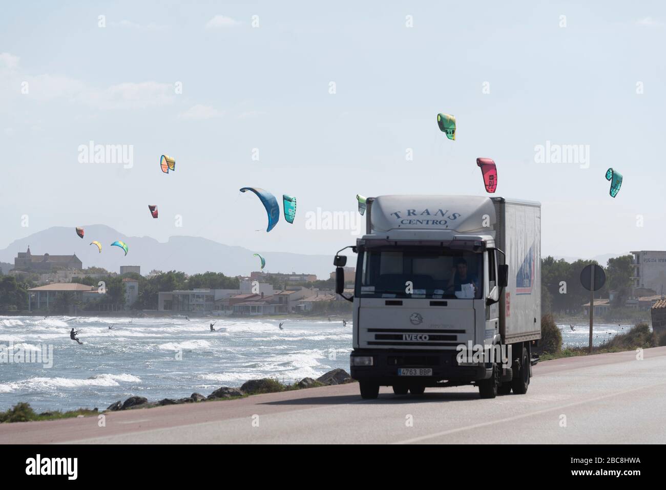 Spanien, Mallorca, Alcudia, Kleintransporter, Kitesurfer, Verbindungsstraße, Strandabschnitt Badia Pollença Stockfoto