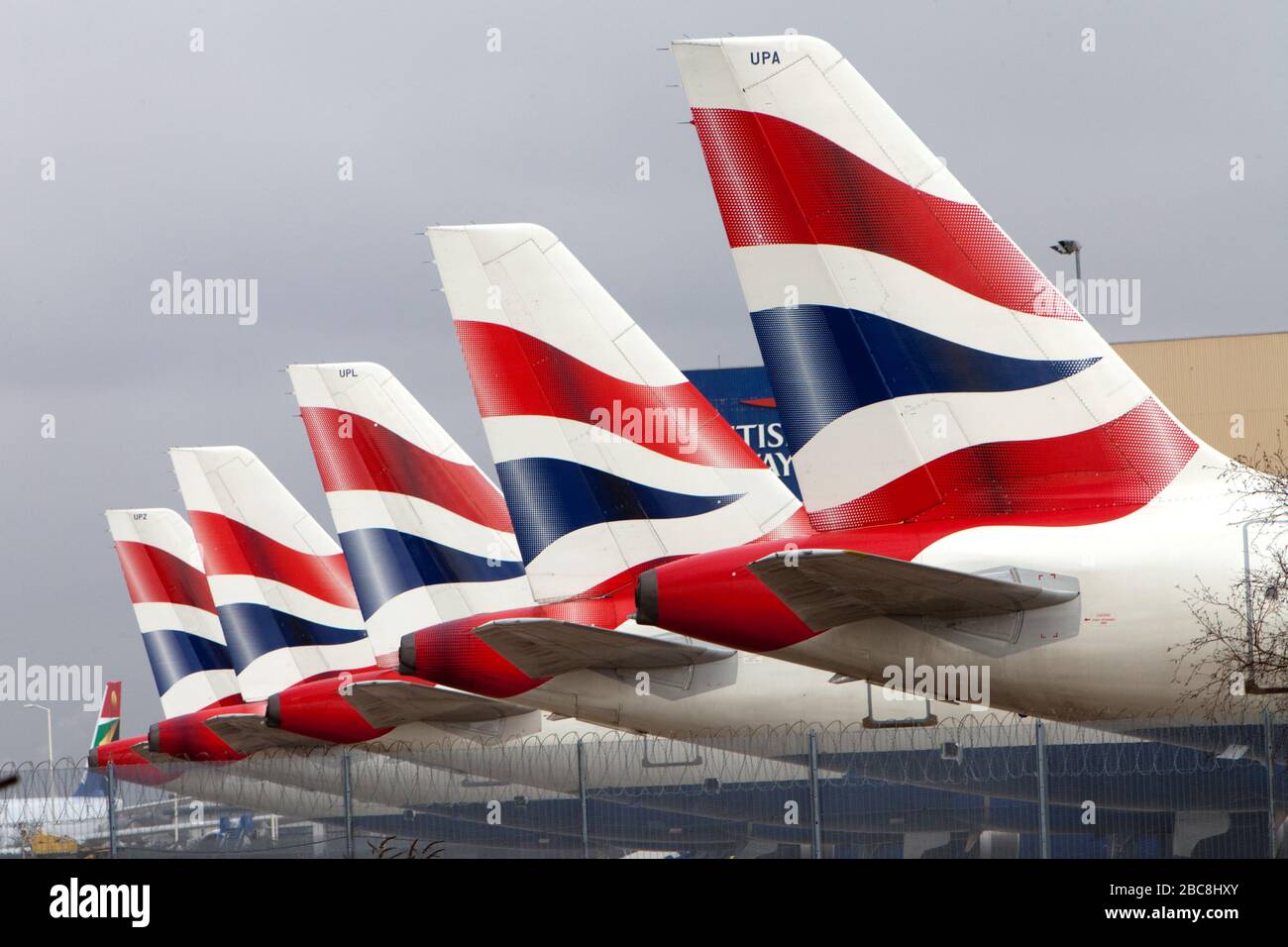 Fünf Flugzeuge der British Airways, auf der Landebahn des Londoner Flughafens Heathrow, hat die Fluggesellschaft den Großteil ihrer Flotte aufgrund der Coronavirus Pandemie geerdet. Stockfoto
