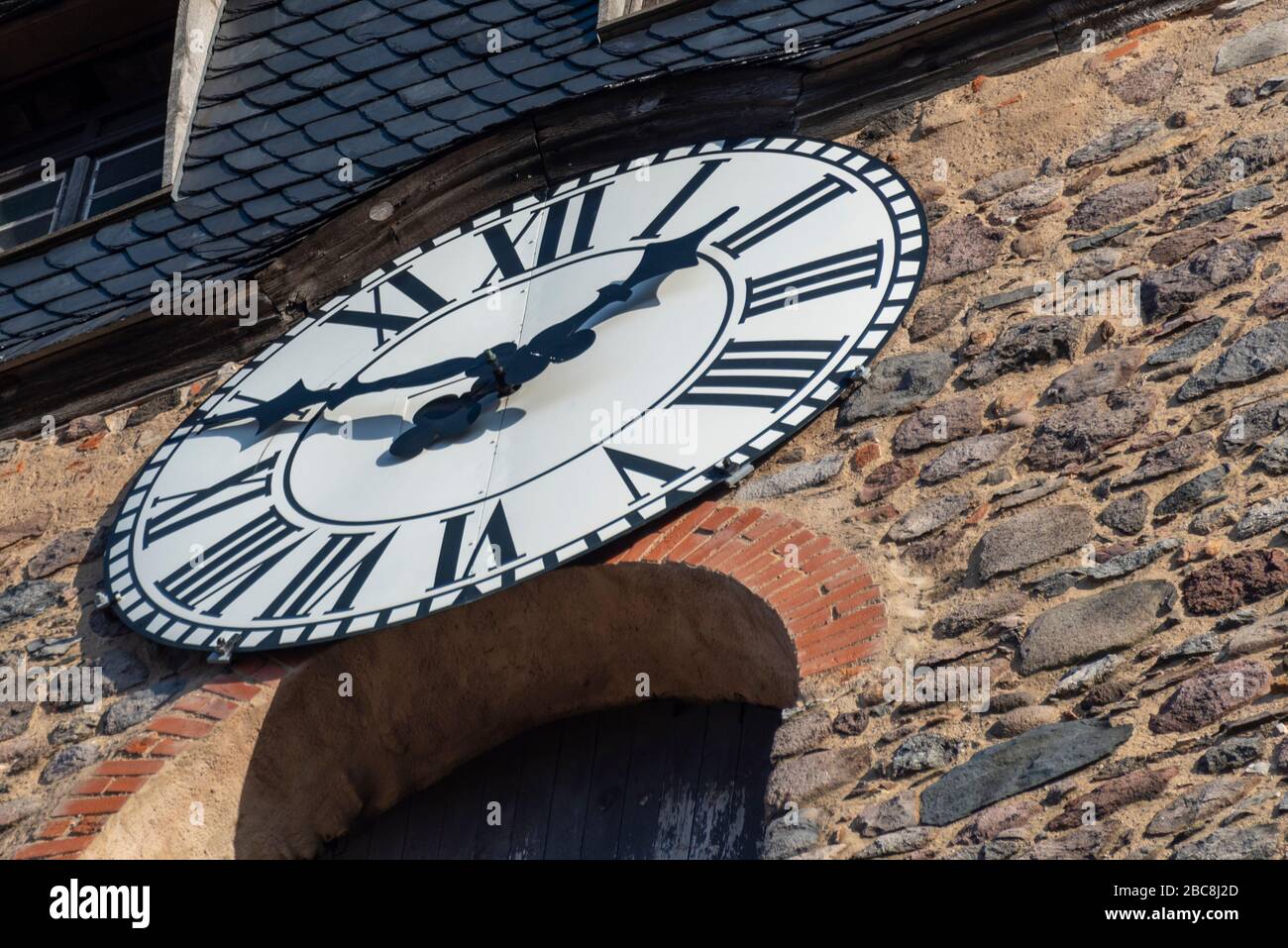 Deutschland, Sachsen-Anhalt, Burg, Blick auf die Uhr der Liebfrauenkirche Stockfoto
