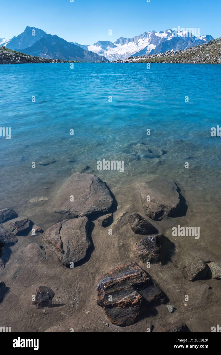 Der alpine Friesenberger See mit hoher Weißzint und Hochfeiler im Hintergrund, Zillertaler Alpen, Tyrol, Bezirk Schwaz, Österreich. Stockfoto