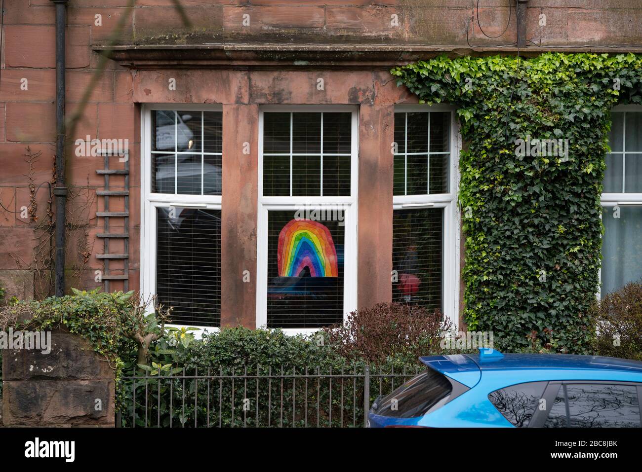 Glasgow, Schottland, Großbritannien. April 2020. Bilder von der Südseite Glasgows am Ende der zweiten Woche des Coronavirus Sperrens. Abgebildet; handgezeichnete Regenbögen und Botschaften in Flachfenstern in Shawlands. Iain Masterton/Alamy Live News Stockfoto