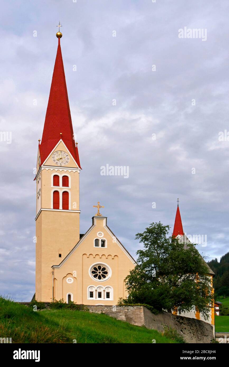 Fernwanderweg E5 von Oberstdorf nach Meran: Pfarrkirche Maria Himmelfahrt im Holzgau, Lechtal, Tyrol, Österreich Stockfoto