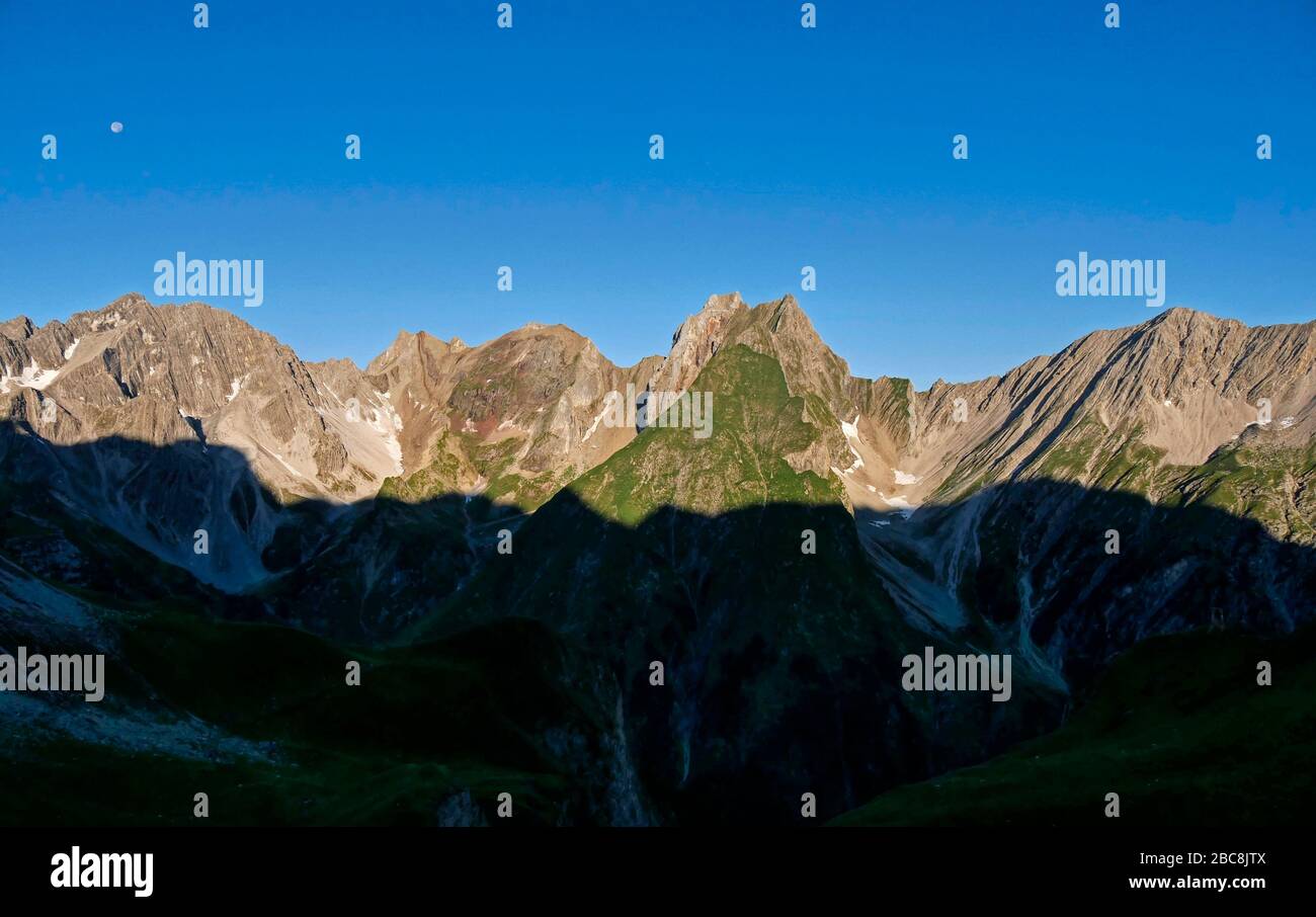 Fernwanderweg E5 von Oberstdorf nach Meran: Blick von der Memminger Hütte auf die Lechtaler Alpen mit Freispitze (2884 m), Tyrol, Au Stockfoto