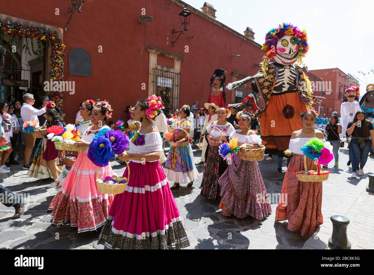 Mexiko, Guanajuato State, San Miguel de Allende, 'Desfile de Gigantes', Mojigangas, wie sie formal genannt werden, haben ihren Ursprung in Spanien Stockfoto