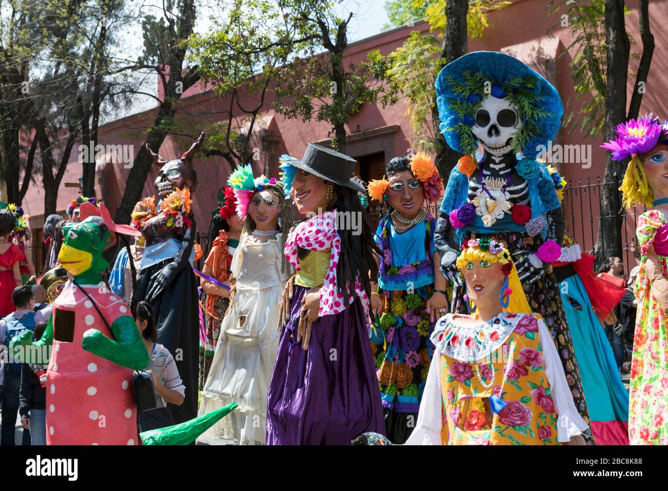 Mexiko, Guanajuato State, San Miguel de Allende, 'Desfile de Gigantes', Mojigangas, wie sie formal genannt werden, haben ihren Ursprung in Spanien Stockfoto