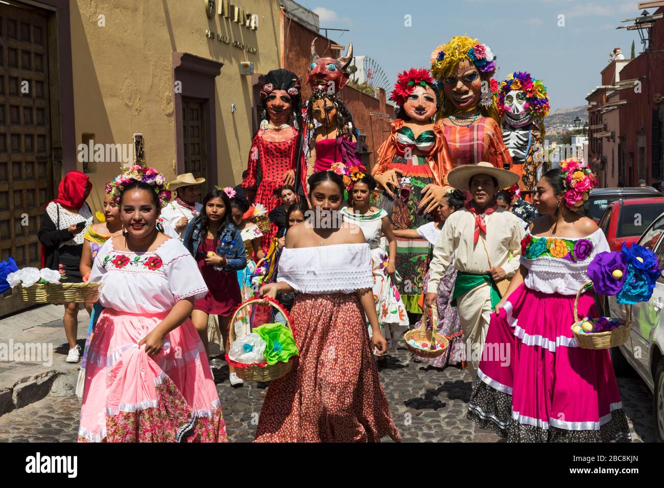 Mexiko, Guanajuato State, San Miguel de Allende, 'Desfile de Gigantes', Mojigangas, wie sie formal genannt werden, haben ihren Ursprung in Spanien Stockfoto