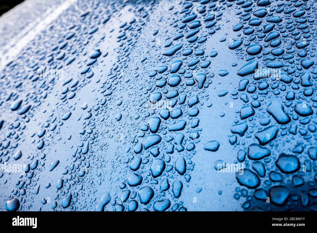 Regen Tropfen auf Auto Bonnet, England Stockfoto