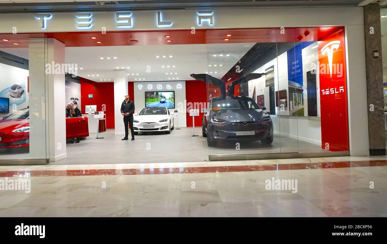 Tesla-Autoshowroom in Brent Cross, London, Großbritannien Stockfoto