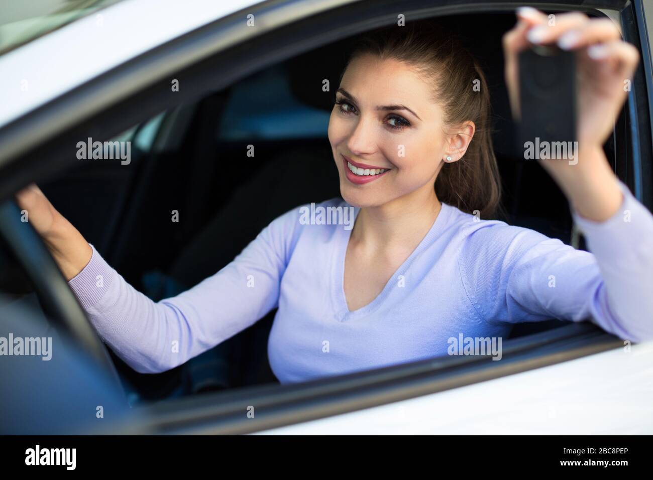 Junge Frau in einem Auto sitzen Stockfoto