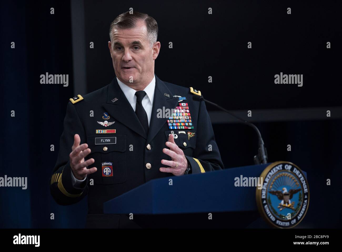 US-Direktor für Operationen und Pläne im Armee-Hauptquartier, LT. Gen. Charles Flynn, informiert Reporter über die COVID-19-Pandemie im Pentagon am 26. März 2020 in Arlington, Virginia. Stockfoto