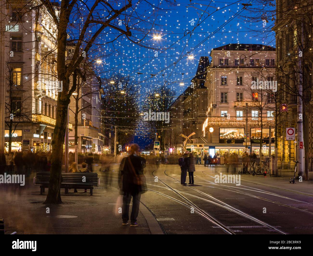 Weihnachtsbeleuchtung an der Bahnhofstraße in Zürich Stockfoto
