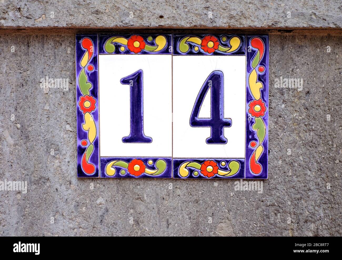 Fourteen / 14, dekorative Fliesen auf grauer Oberfläche. Stockfoto