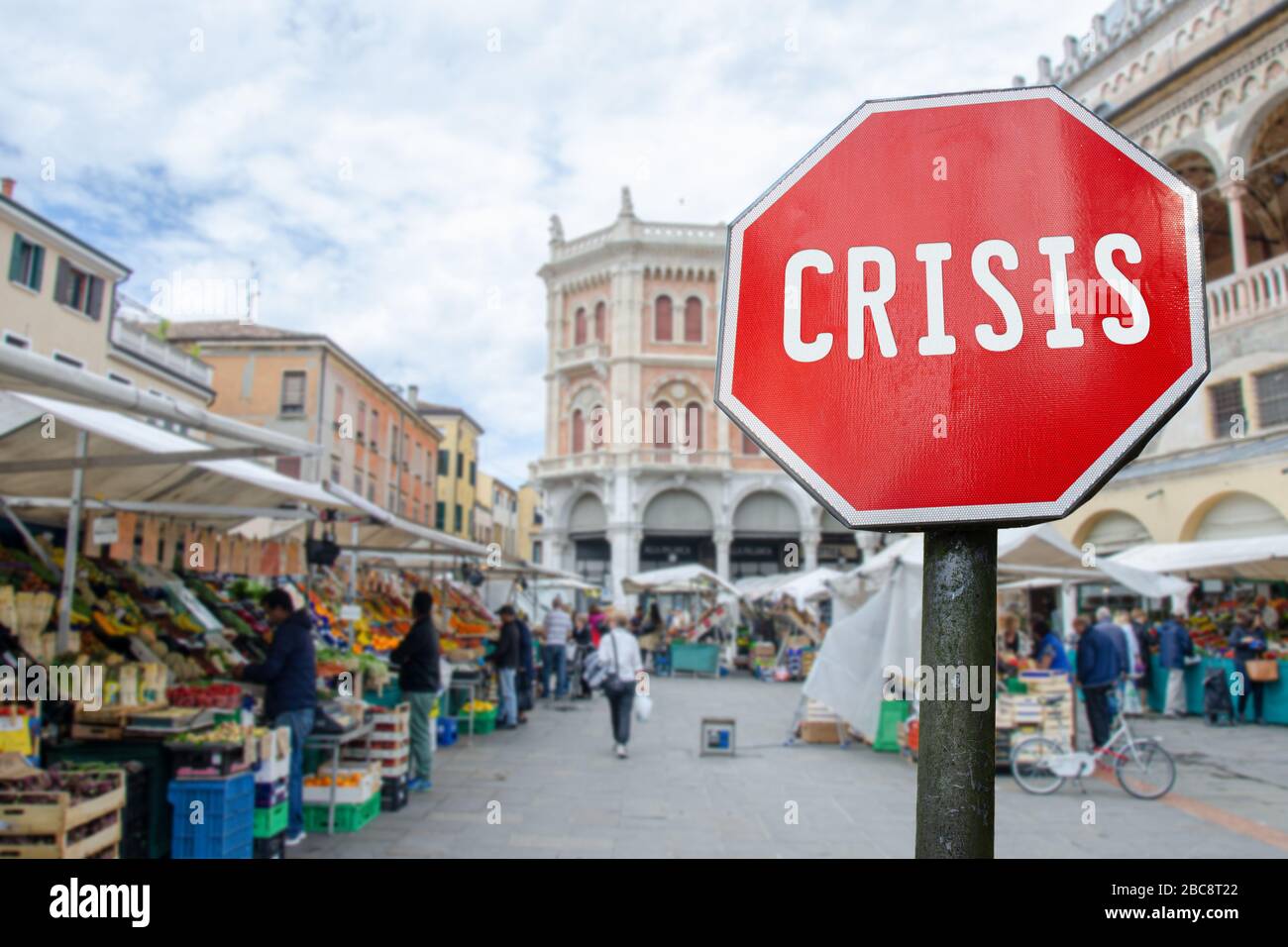 Krisenzeichen mit Lebensmittelmarkt, Basar in Italien verwischen Hintergrund. Drohende finanzielle Crash in Italien wegen Coronavirus. Globale Wirtschaftskrise Stockfoto
