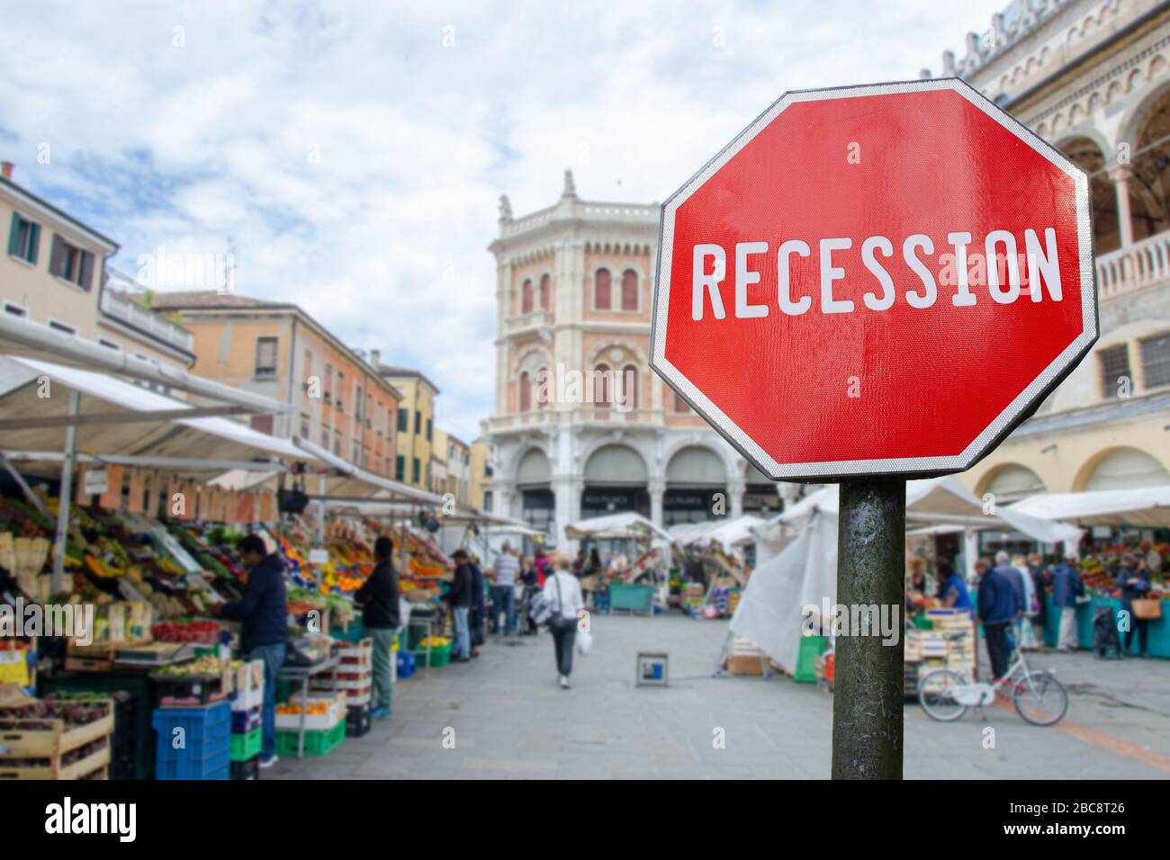Rezession Zeichen mit Lebensmittelmarkt, Basar in Italien verwischen Hintergrund. Drohende finanzielle Crash in Italien wegen Coronavirus. Globale Wirtschaftskrise Stockfoto