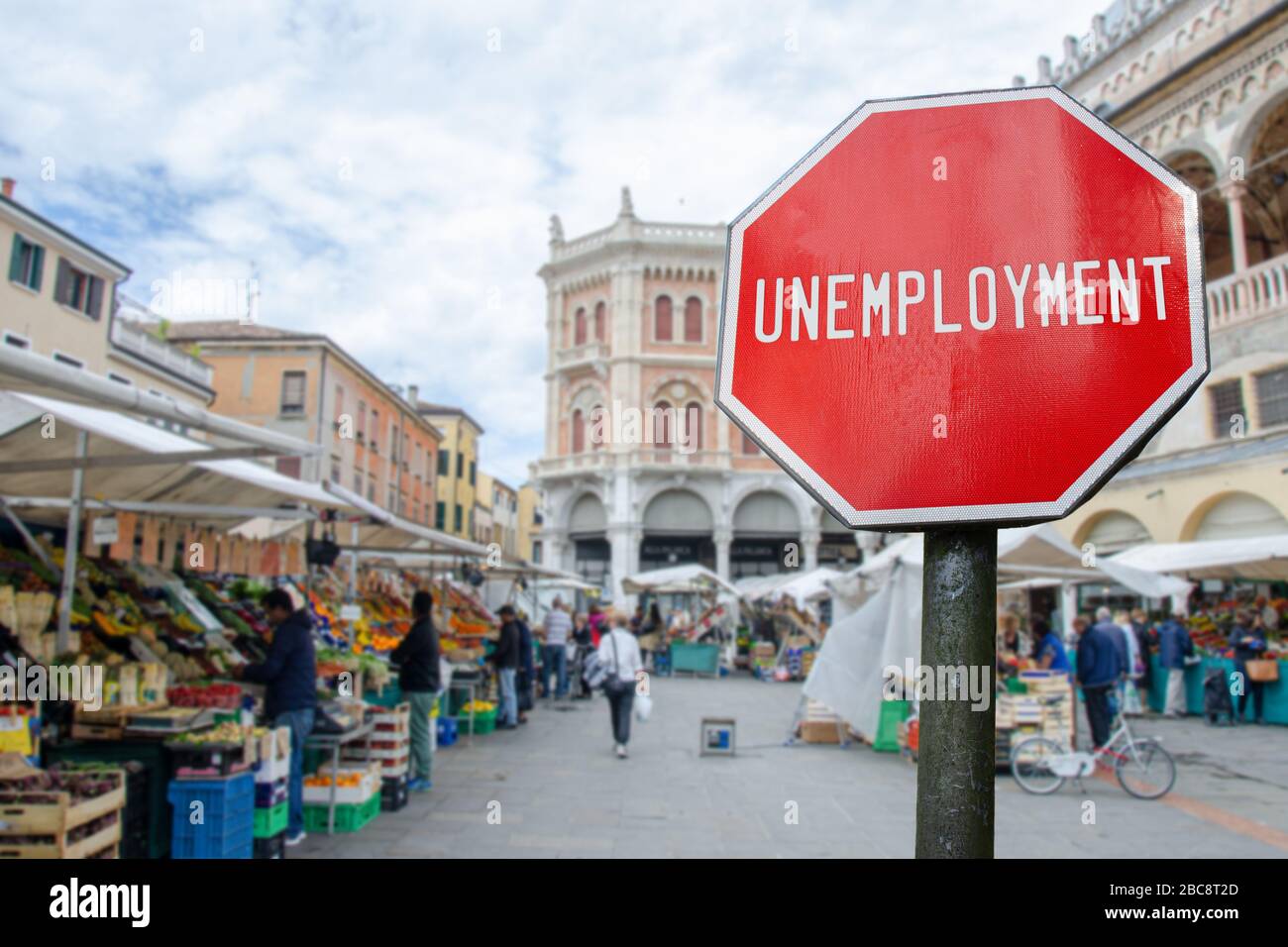 Arbeitslosenzeichen mit Lebensmittelmarkt, Basar in Italien verwischen Hintergrund. Drohende finanzielle Crash in Italien wegen Coronavirus. Globale Wirtschaftskrise Stockfoto