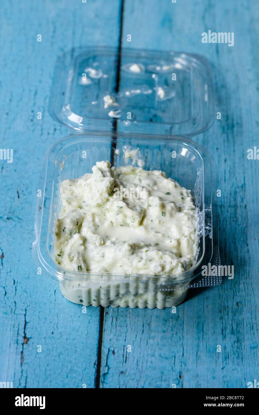 Nehmen Sie die Vorspeise Girit Ezmesi/kretische Gerichte mit Joghurt, Knoblauch und Käse weg. Griechische Lebensmittel in Kunststoffbehältern. Traditionelle Küche. Stockfoto