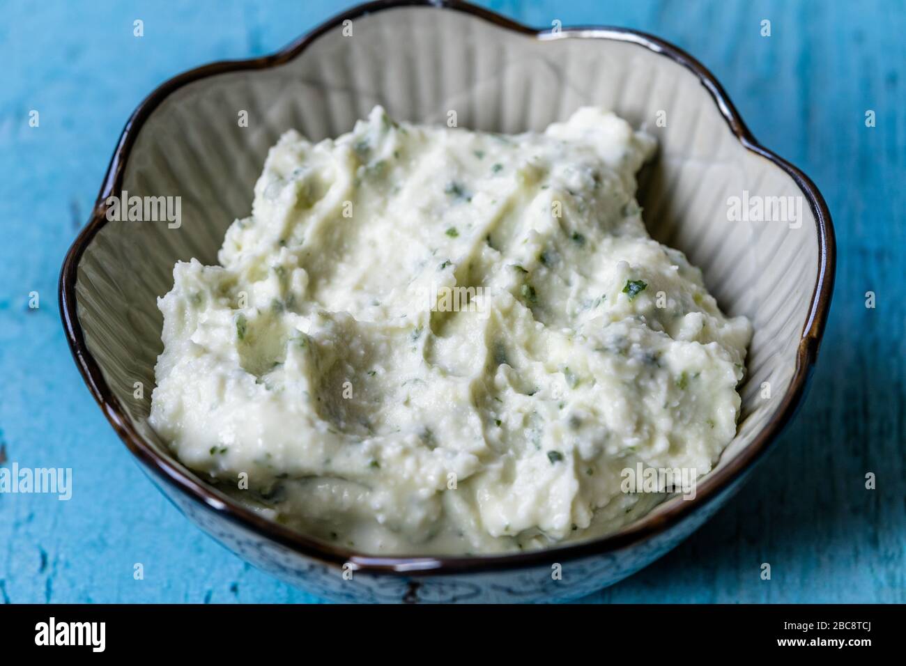Girit Ezmesi/kretische Gerichte mit Joghurt, Knoblauch und Käse. Griechische Küche. Traditionelle Küche. Stockfoto