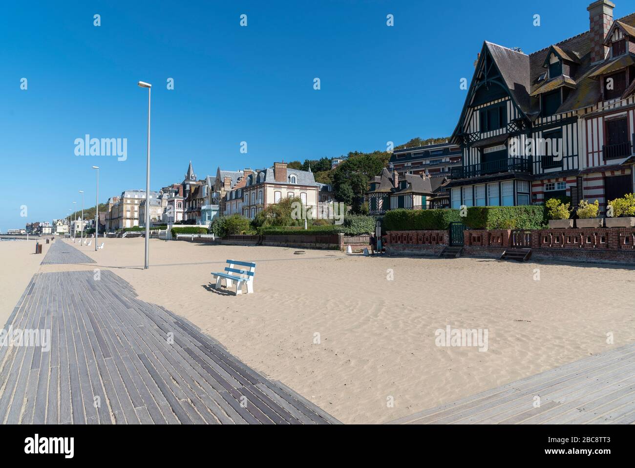 Promenade am Strand von Trouville-sur-Mer, Normandie, Frankreich Stockfoto